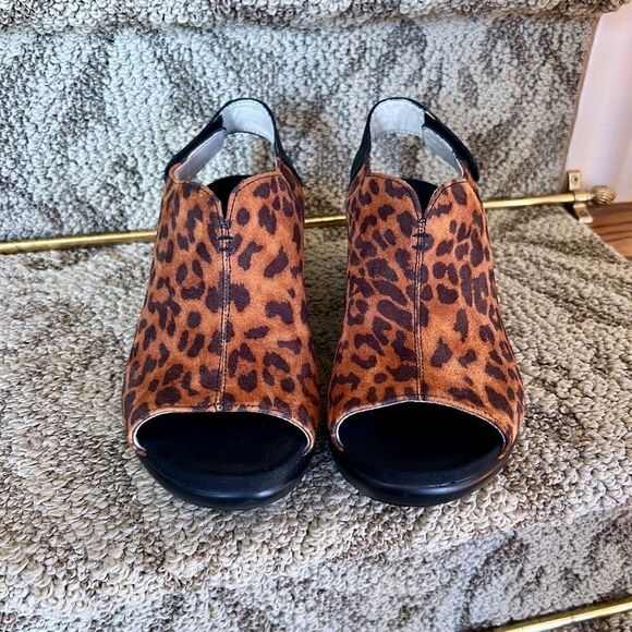 EEUC Women's Alegria Rosie Peep Toe Wedge Sandals Leopard Print Size 39 or 9 - Picture 2 of 5